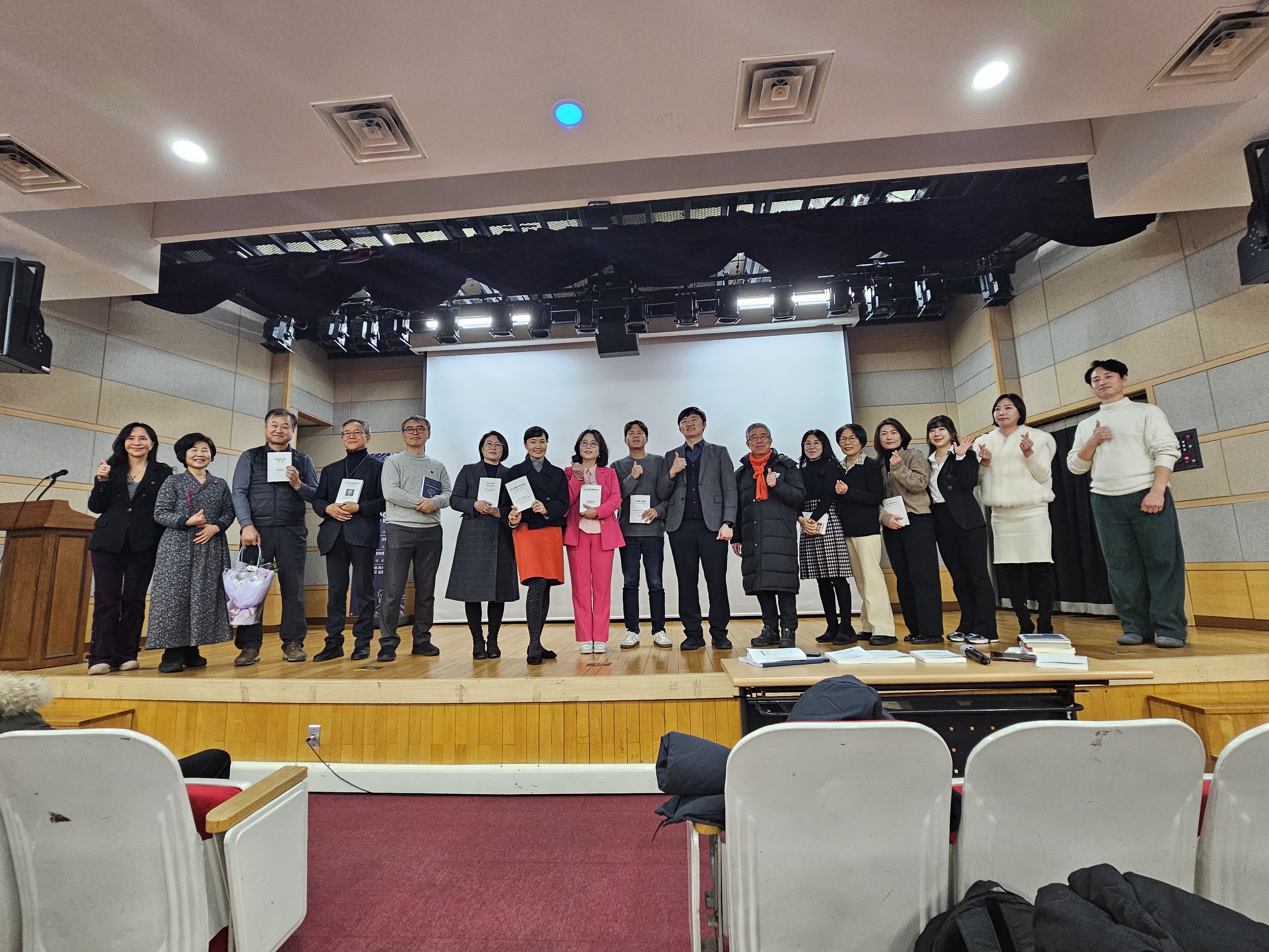 위즈덤코드 25명 저자들이 무대에 함께 올라 단체로 환호하는 모습